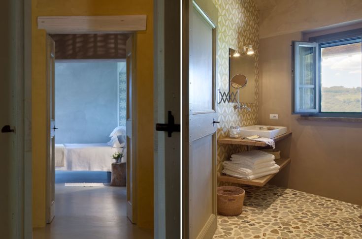 Intérieurs d'une maison de campagne, avec des pièces meublées de manière simple et fonctionnelle, salle de bain incluse.