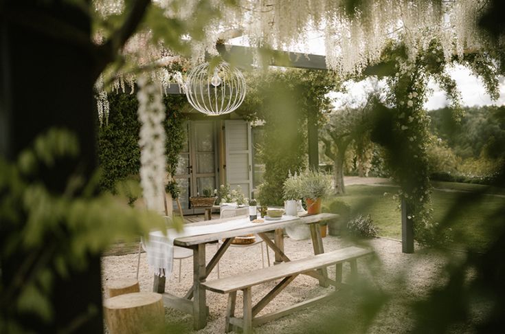 Espace extérieur bien équipé, idéal pour des dîners en plein air entourés par la nature.