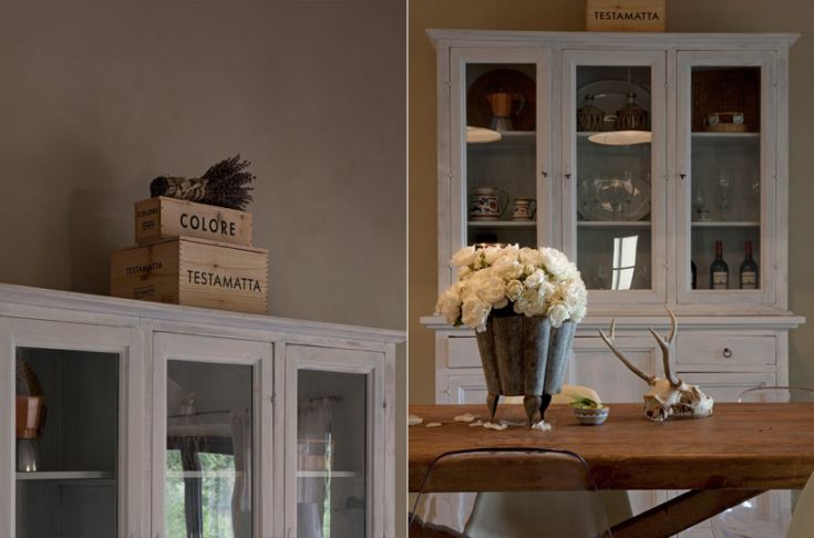 Un environnement rural accueillant avec des meubles en bois clair et des détails floraux, reflétant un style simple et naturel.