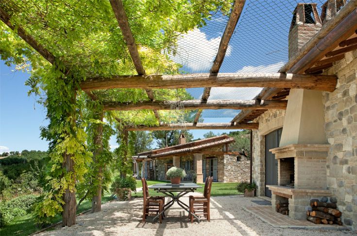 Un espace extérieur avec un pergola, une table et des chaises, idéal pour des moments de détente.