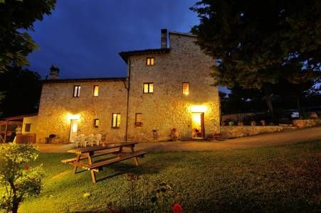Un edificio storico trasformato in agriturismo, con piscina immersa nella calma della campagna umbra.