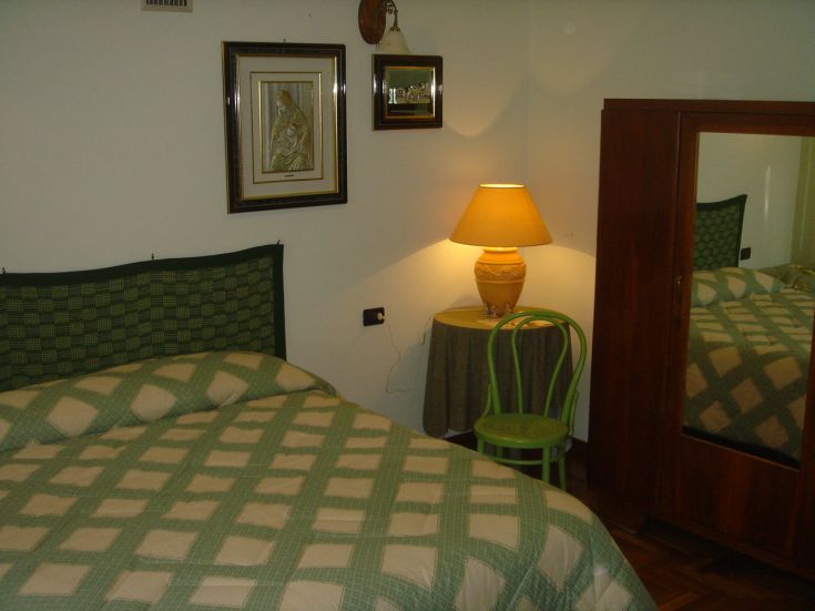 Chambre confortable avec un lit double, un éclairage doux et des meubles de style traditionnel.