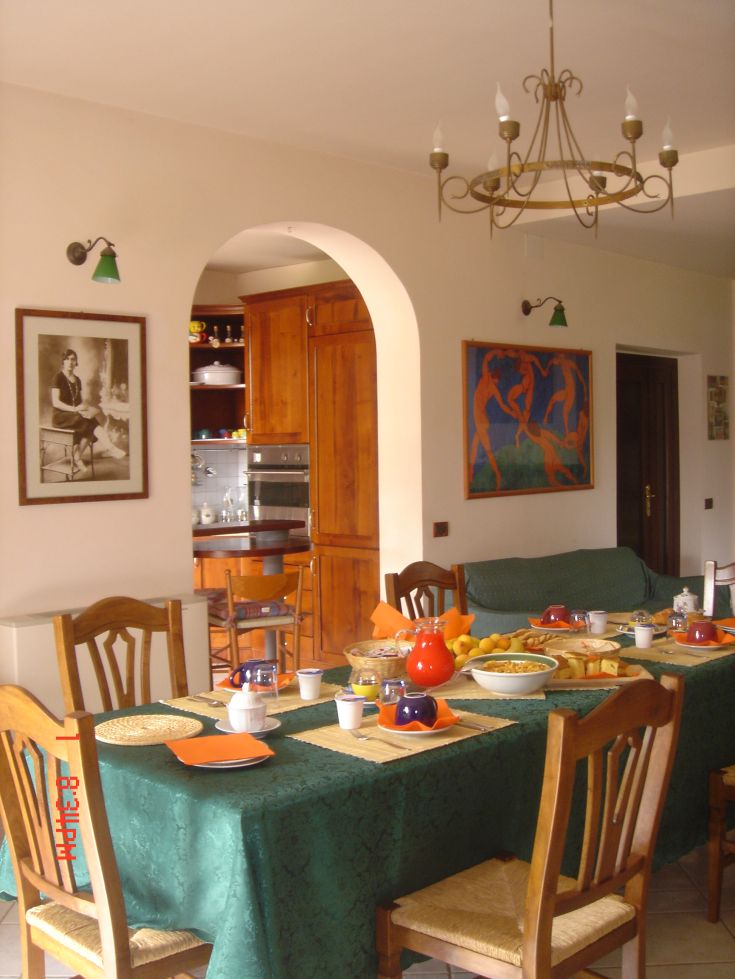 Une cuisine accueillante avec une table à petit-déjeuner dressée, enrichie de détails simples.