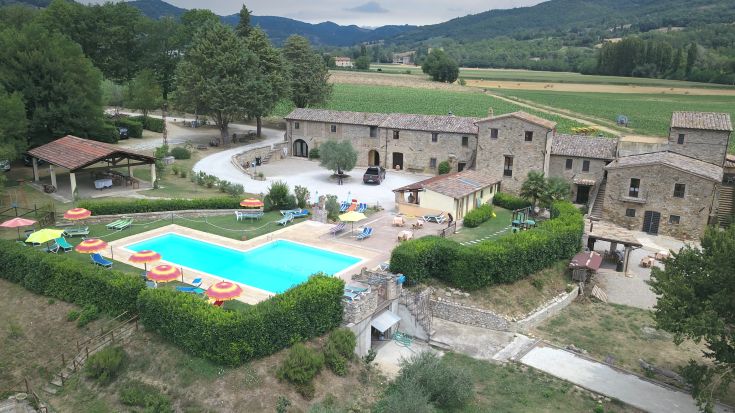 Agriturismo Acquacalda in Umbrien, umgeben von Natur mit einem Pool und komfortablen Apartments.