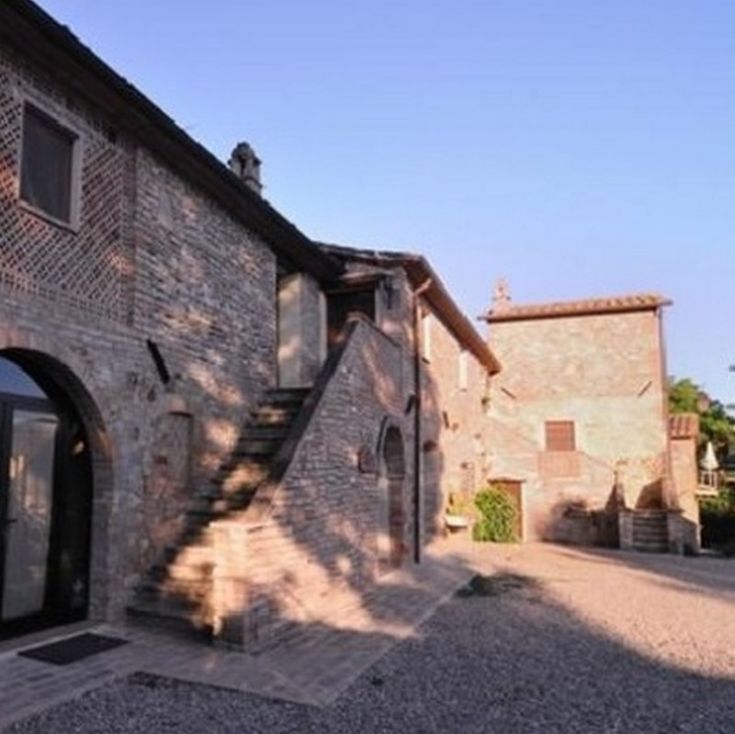 Der Agriturismo Acquacalda in Umbrien, umgeben von Grün und Ruhe, bietet eine einladende Umgebung zum Entspannen.