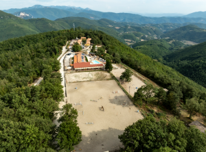 Agriturismo circondato dalla natura umbra, ideale per rilassarsi e godere di attività all'aperto.