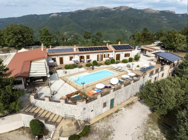 Agriturismo situato nella campagna umbra, dotato di piscina e vista sul verde circostante.