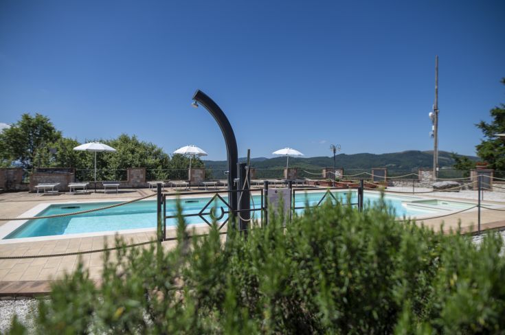 Piscina circondata dal verde dell'Umbria, adatta per momenti di relax e svago. Luogo tranquillo e piacevole.