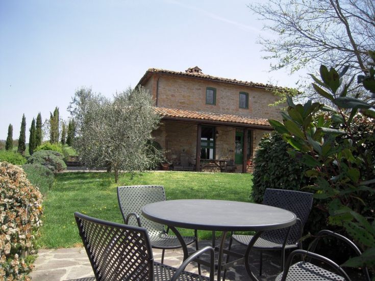 Una villa immersa nel verde, circondata da alberi e prati, perfetta per una pausa tranquilla.