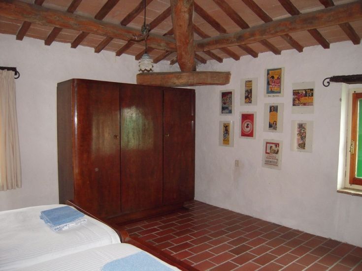 Un interno semplice con travi a vista e alcuni oggetti decorativi.