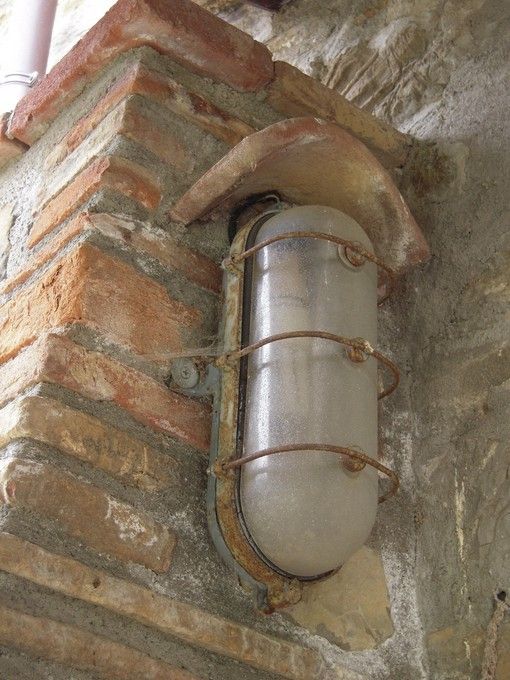 Una lampada dallo stile vintage collocata in un muro in mattoni.