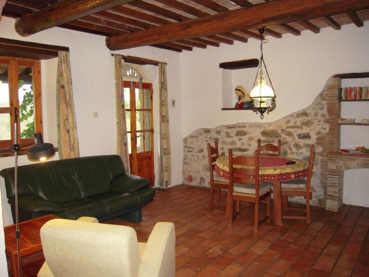 Un soggiorno semplice con mobili in legno e un tavolo per i pasti.