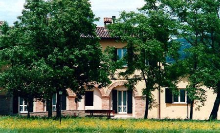 Casa colonica spaziosa immersa nel verde, adatta per momenti di relax e passeggiate. Situata nei pressi di Gubbio.