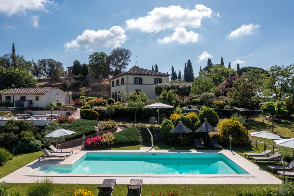 Agriturismo Santa Margherita, circondato da natura verde con piscina e giardini curati. Luogo ideale per il relax.