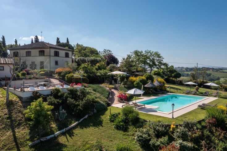 A farmhouse with a swimming pool located in the quiet Umbrian countryside.