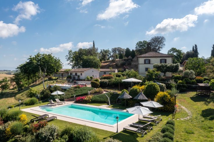 Country house with a pool in Umbria, surrounded by tranquil natural spaces.