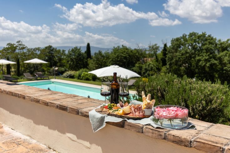 Pleasant aperitif by the pool, with views of the Umbrian countryside, perfect for moments of relaxation.
