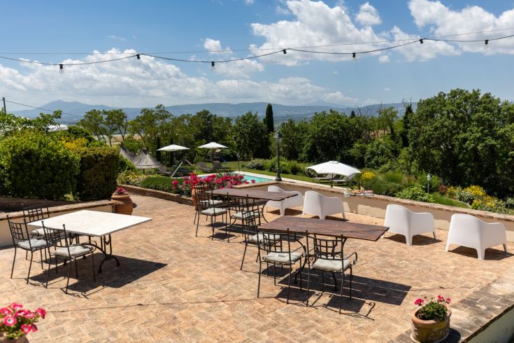 A farmhouse immersed in the Umbrian countryside, surrounded by olive groves, offering a peaceful and relaxing atmosphere.