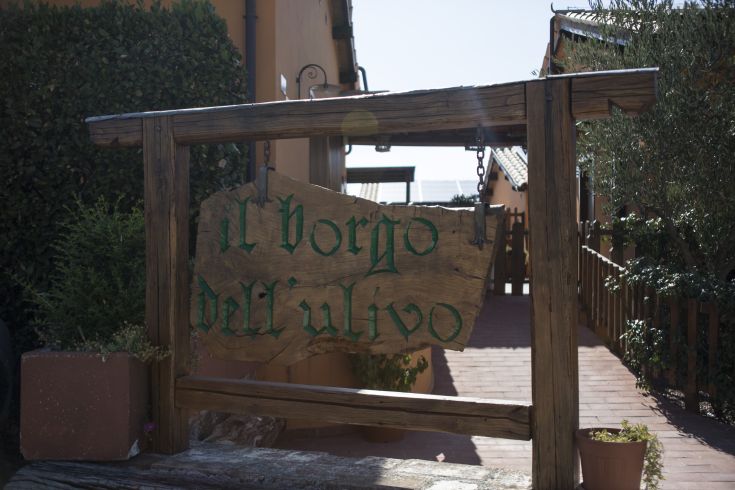 Bâtiment vert entouré d'arbres, situé dans la campagne ombrienne, idéal pour explorer les environs.