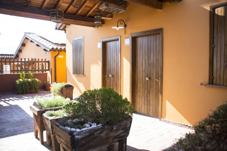 Un complexe paisible avec des chambres confortables et des jardins, parfait pour une pause détente.