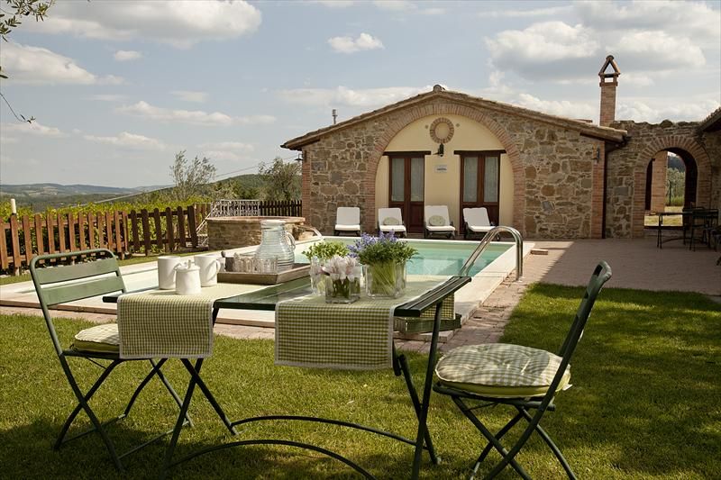 Agriturismo Ripaiani provides a peaceful setting surrounded by nature, featuring a pool and views of the surrounding hills.
