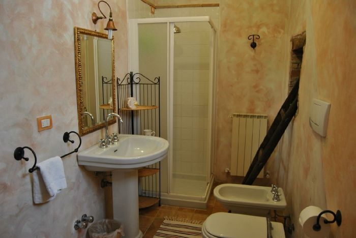 Bagno funzionale e ben organizzato, dotato di lavabo, doccia e bidet. Una scelta pratica per il relax quotidiano.