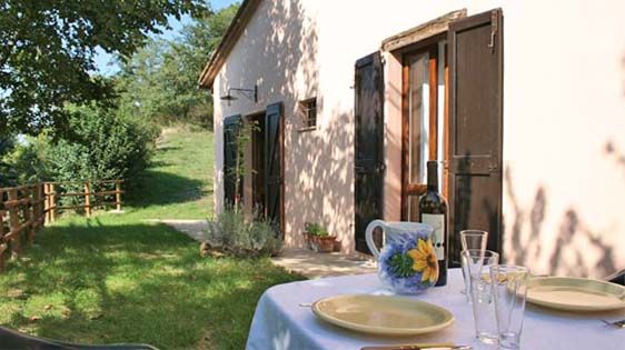 Un'area all'aperto dotata di un tavolo, perfetta per godersi momenti di relax a contatto con la natura.