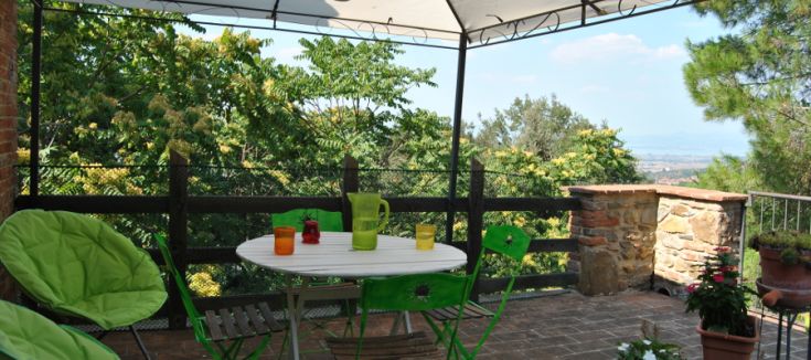 Area esterna con panorama sul verde, perfetta per il relax e la socializzazione.