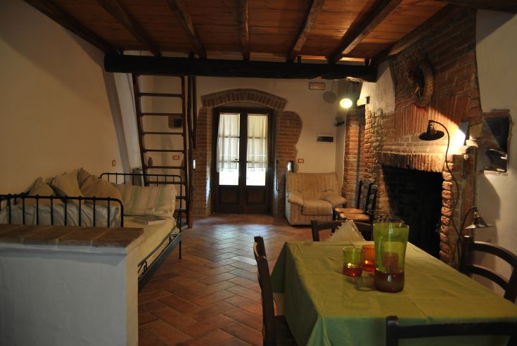 Interno di un palazzo con arredi in legno, ideale per un'atmosfera accogliente e rilassante.