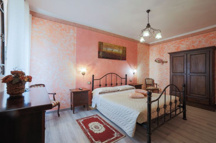 Chambre simple dans un bâtiment à Alvanischio, avec des meubles modestes et une atmosphère tranquille.