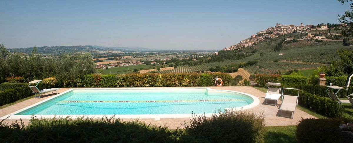 Agriturismo con piscina immerso nella natura, perfetto per una fuga rilassante.