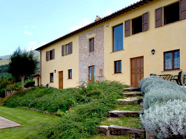 A welcoming structure set in Umbrian greenery, perfect for relaxation and holidays.