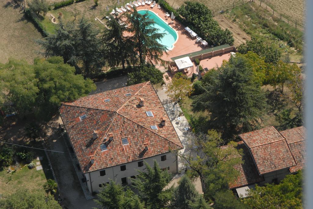Agriturismo con piscina, situato tra le colline umbre, offre un ambiente tranquillo e naturale.