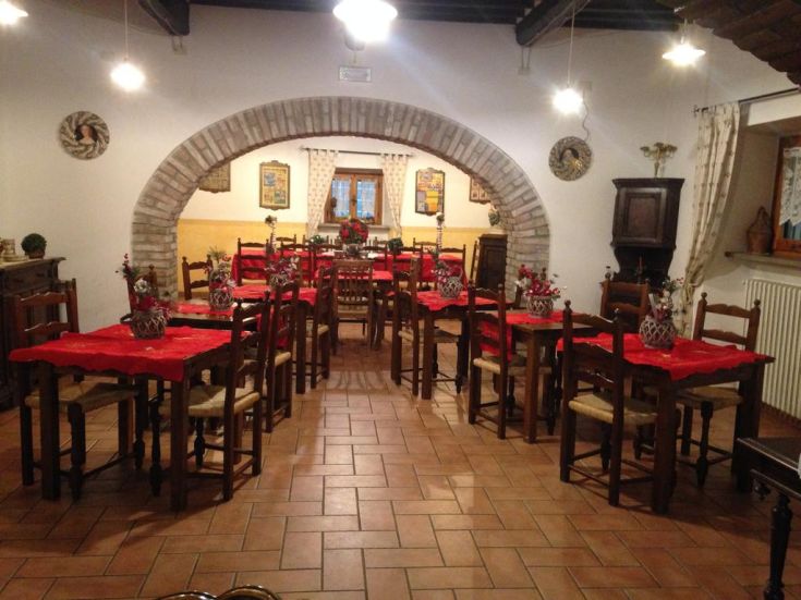 Cozy restaurant with decorated tables, located in a farmhouse. Perfect for dining with friends.