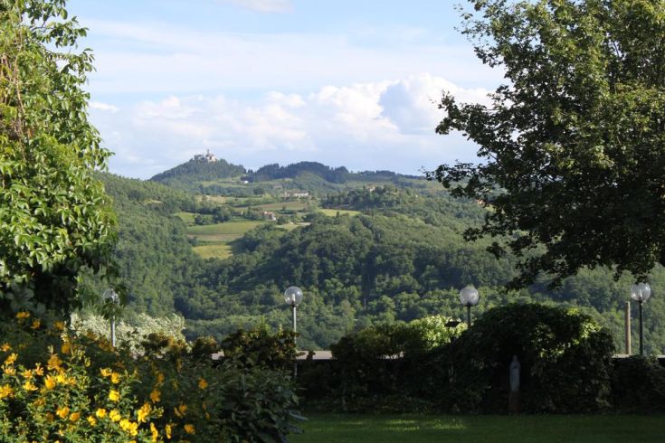 View of the Umbrian hills with a distant farmhouse in a peaceful setting.