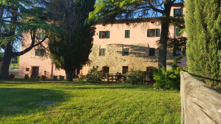 Antica casa padronale del 1600 circondata da vegetazione, ideale per momenti di relax e per esplorare la cultura umbra.