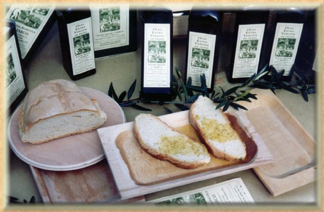 Pain servi avec de l'huile d'olive, un aspect commun de la tradition culinaire locale.