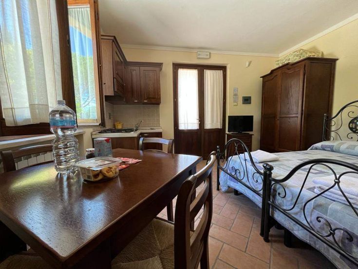 Environnement confortable avec espace cuisine, coin repas et lit, idéal pour un séjour serein.