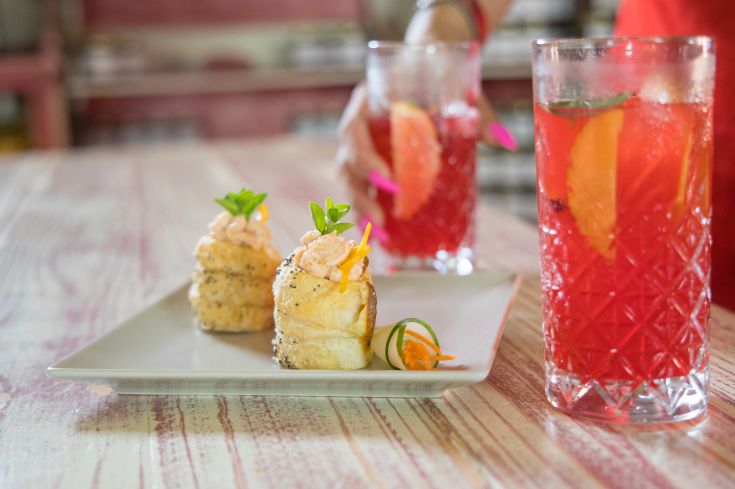 Selezione di piatti preparati con ingredienti freschi e bevande rinvigorenti, perfetta per una breve pausa.