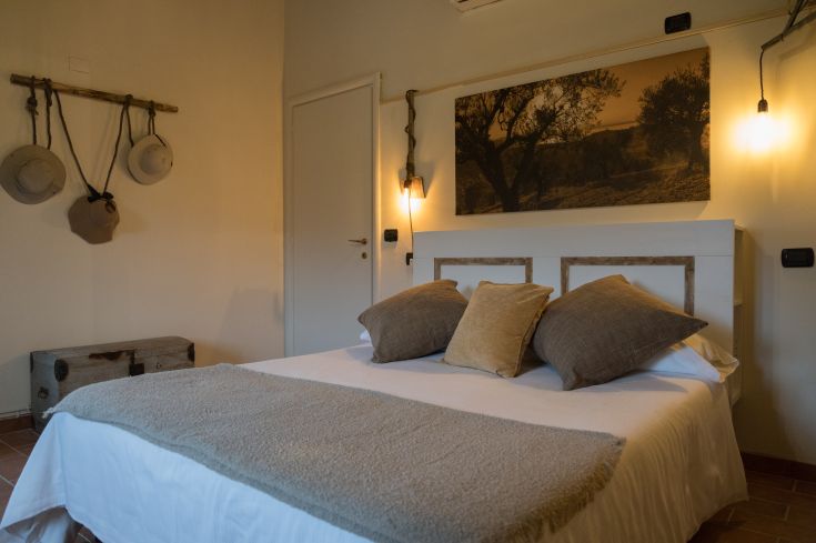 Stanza accogliente in stile rustico, perfetta per rilassarsi immersi nella natura.