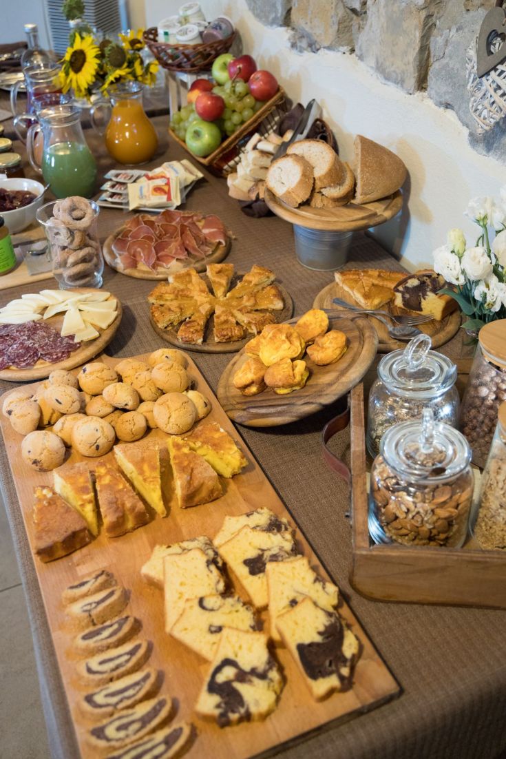 Buffet ricco di specialità umbre: formaggi, salumi, dolci e frutta fresca.