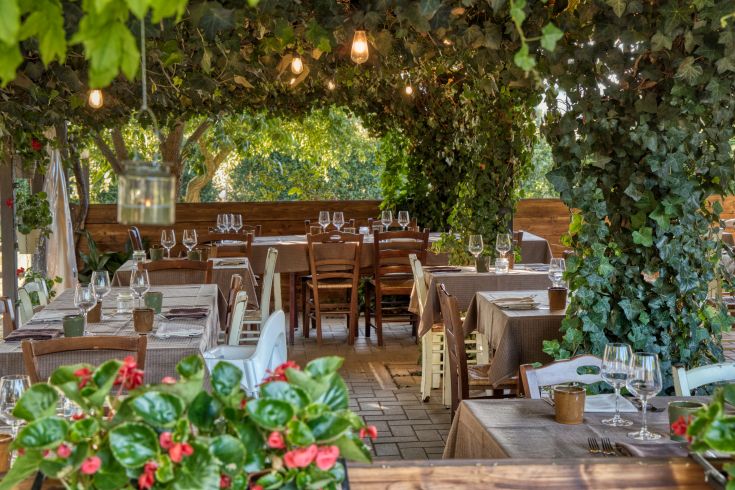 Spazio esterno arredato in modo semplice, ideale per assaporare piatti tipici circondati dalla natura.