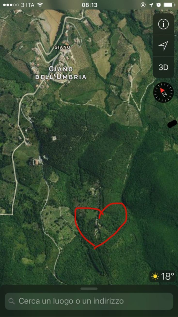 Eine Herzformkarte, die ein grünes Gebiet rund um Giano dell'Umbria zeigt.