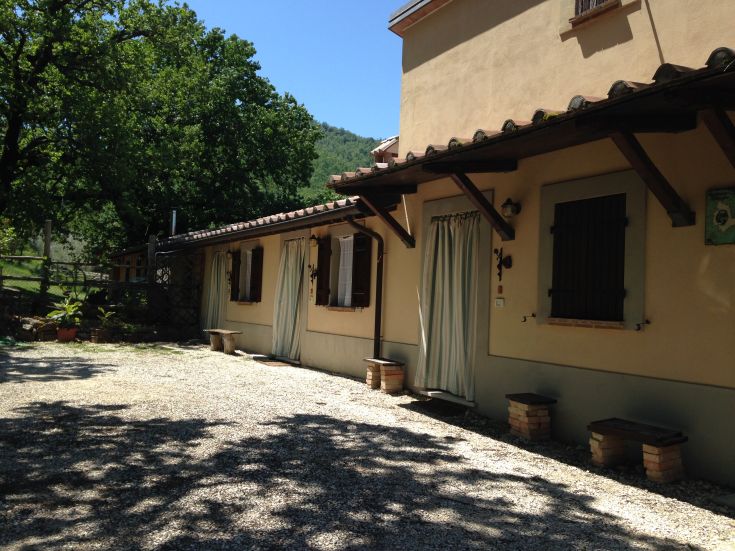 Ein Gebäude, umgeben von Grün, umgeben von Bäumen und Natur, ideal für diejenigen, die Ruhe suchen.