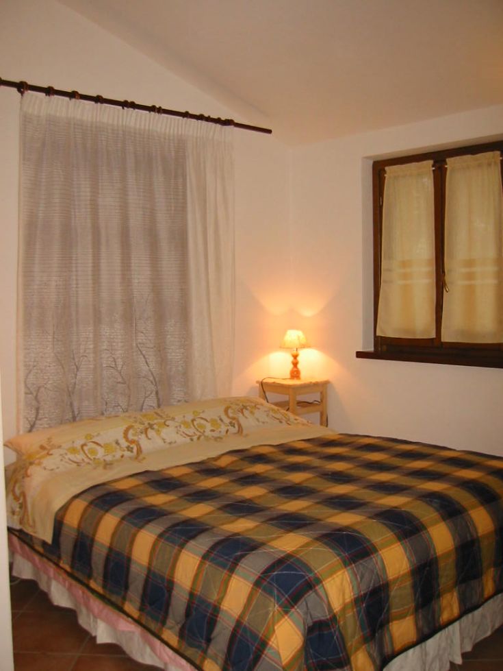 Helle und gut eingerichtete Zimmer, ideal für einen entspannenden Aufenthalt in romantischer Atmosphäre.