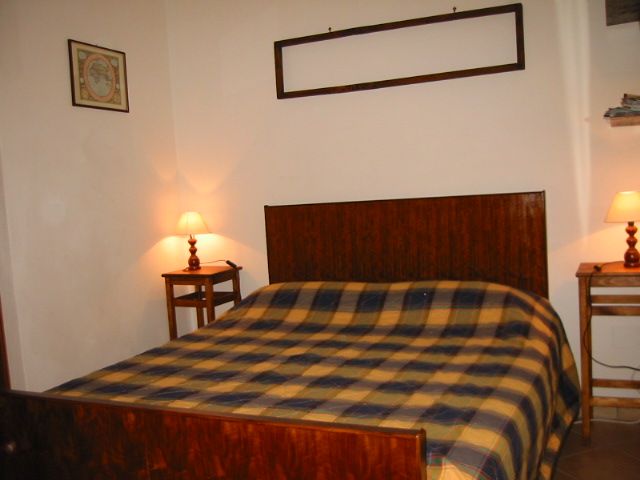 Gemütlicher und gut gepflegter Raum, ideal für Paare, die sich entspannen möchten.