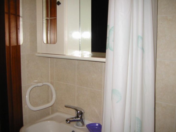 Minimalistisches und gepflegtes Badezimmer, perfekt für Momente der Ruhe und des Wohlbefindens. Ein einfacher und entspannender Raum.