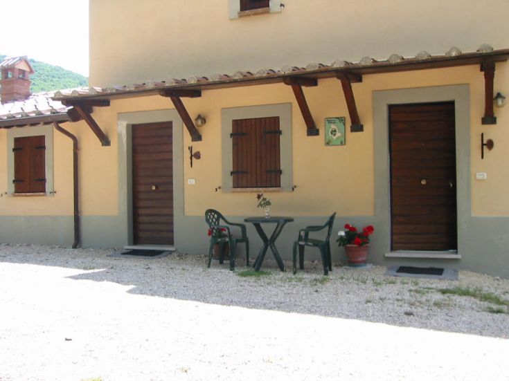 Ein rustikales Gebäude mit unabhängigen Apartments, ideal für entspannende Momente in der Natur.