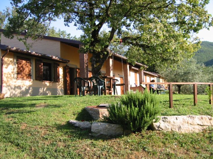 Ein Gebäude, das von Grün umgeben ist, perfekt für Momente der Gelassenheit und Entspannung. Einfach und einladend.