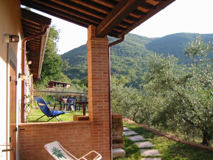 Ein im Grünen gelegenes Gebäude, umgeben von Bäumen, ideal für einen ruhigen Aufenthalt in der Natur.